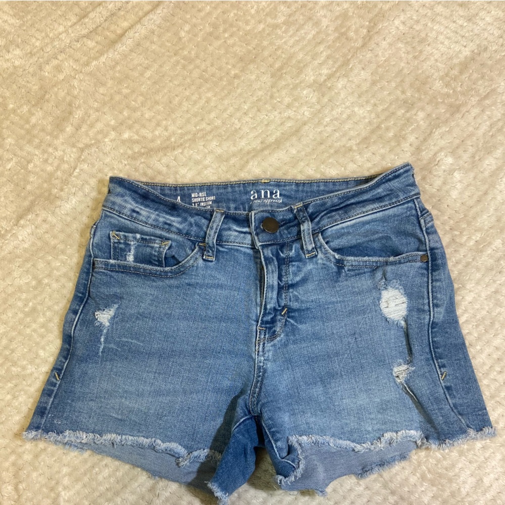 Size: 4 Women’s jean shorts